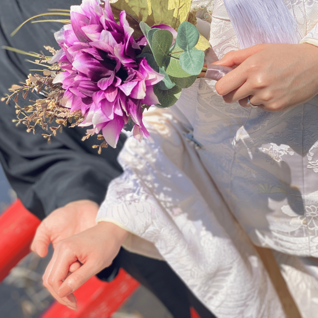 花便り ひなたブーケ 春は桜 夏ならば芍薬 秋はトルコキキョウやダリア 冬は胡蝶蘭など 季節 を感じさせるブーケに あおもり和婚専門店青い森ひなた美人 公式 青森の結婚式