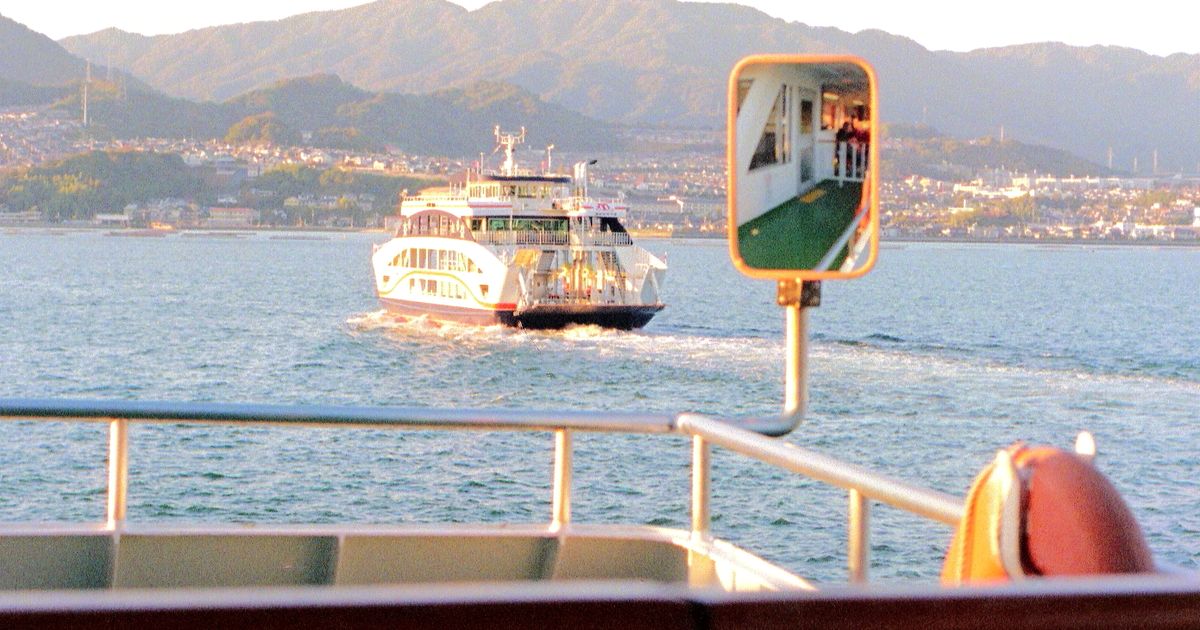 海を渡る結婚旅行をイメージした日本の海上風景(イメージ写真・津軽海峡の実景ではありません)
